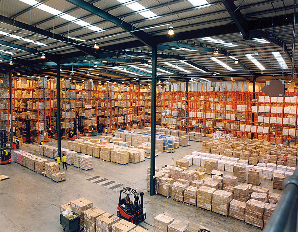 960px-Modern_warehouse_with_pallet_rack_storage_system